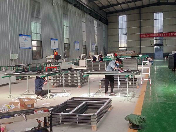 門(mén)窗生產(chǎn)車(chē)間